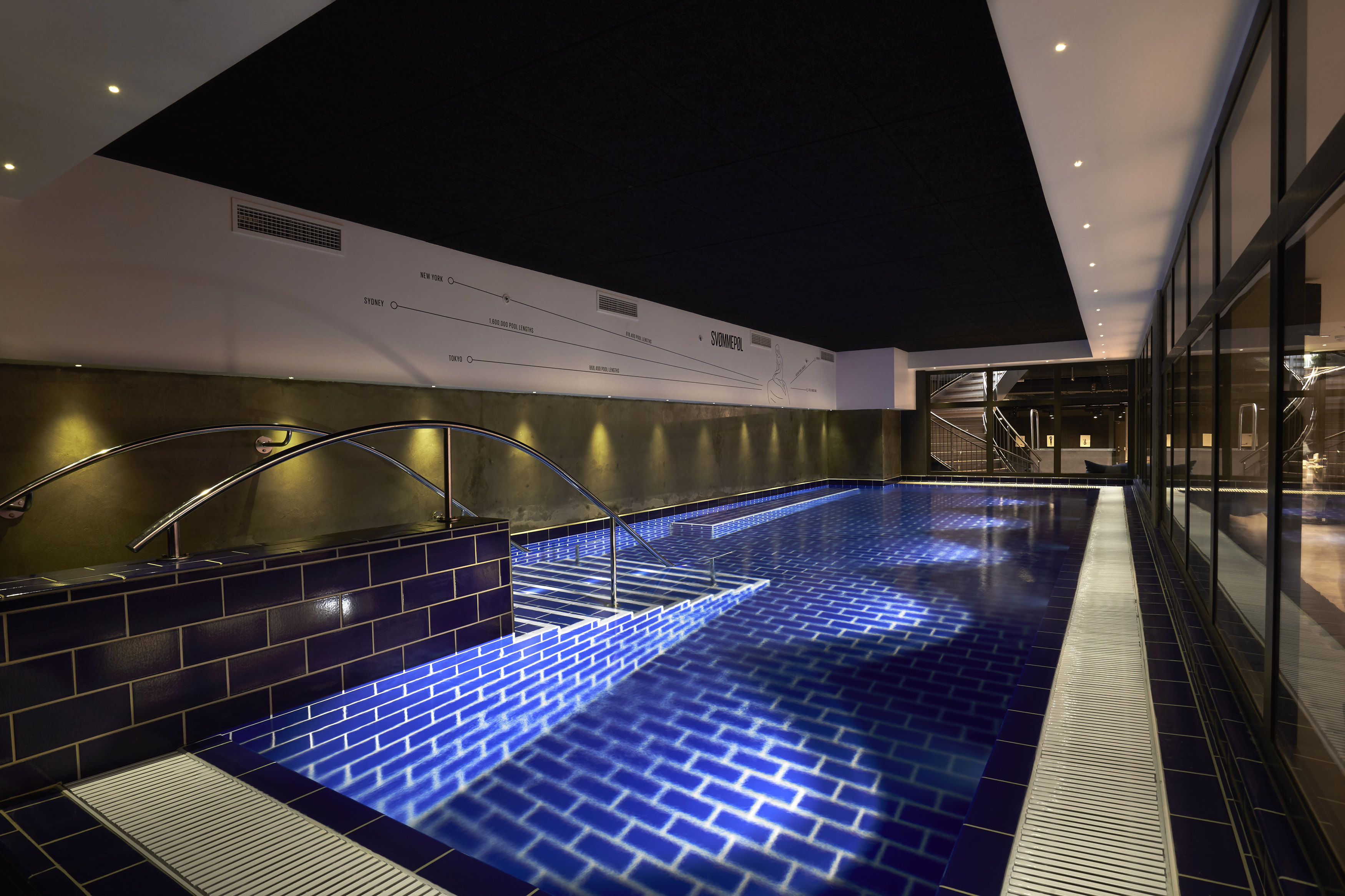 Swimmingpool på Steel House, luksus hostel i København