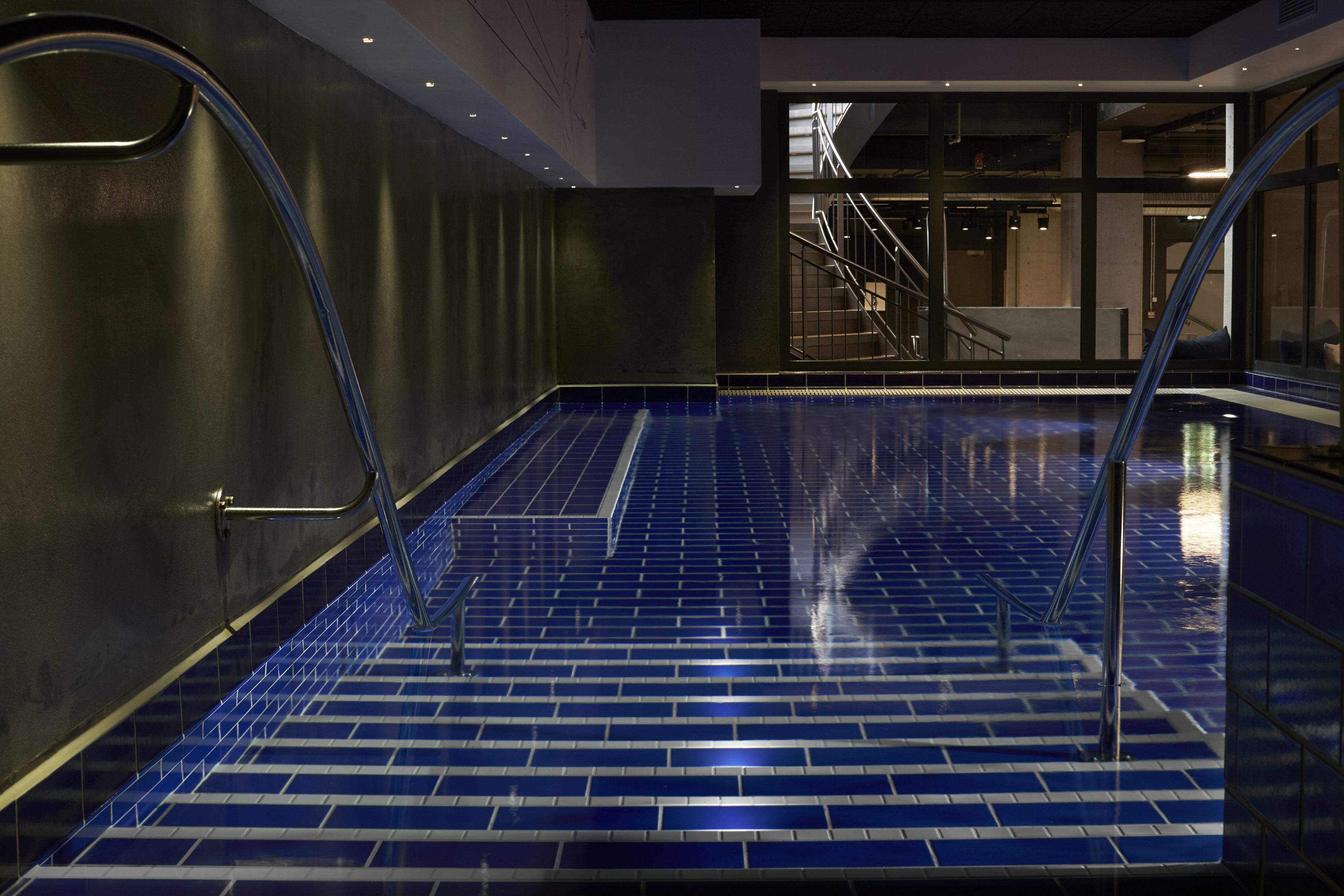 Swimmingpool på Steel House, luksus hostel i København