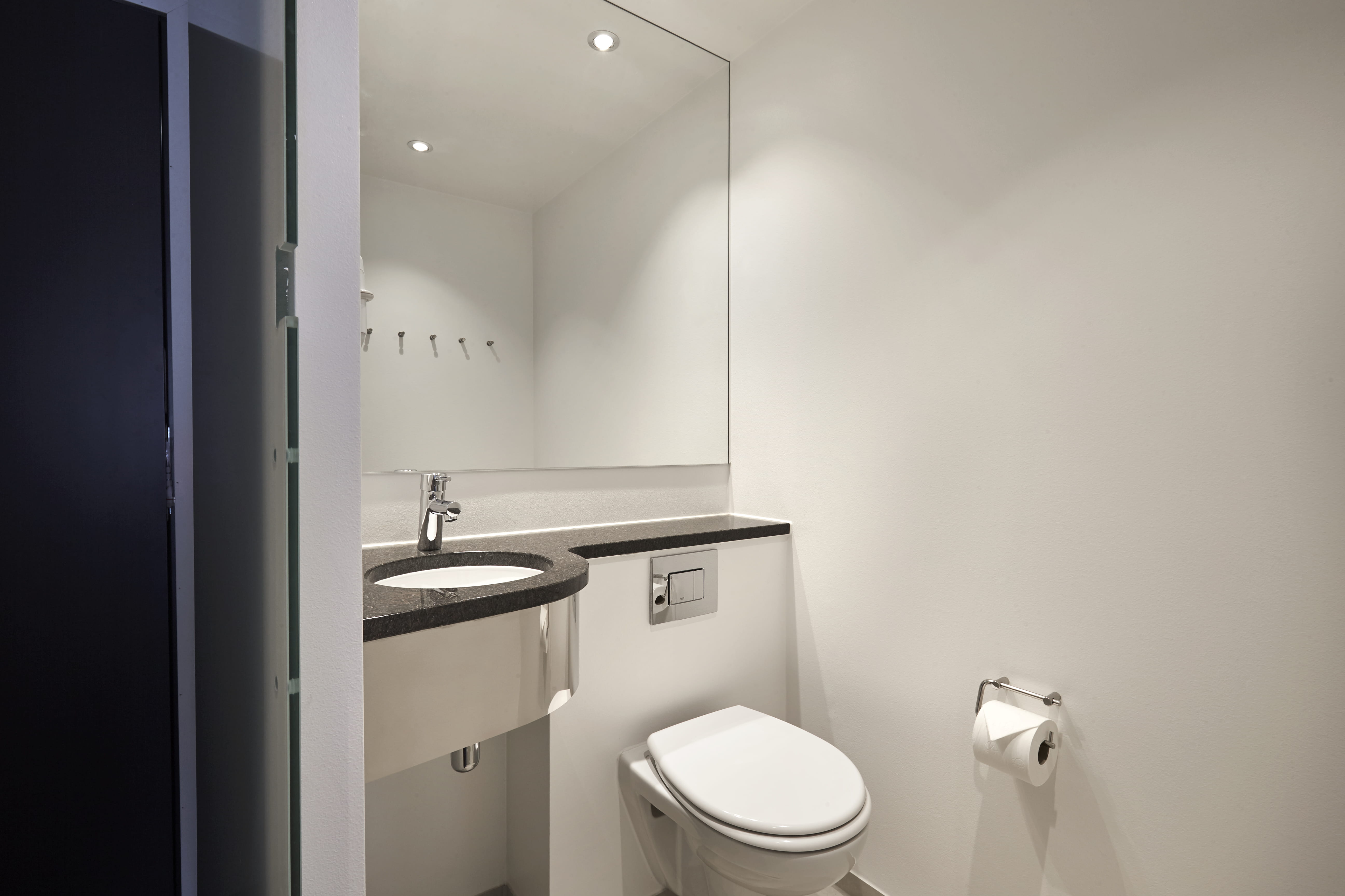 The toilet in the 4- and 6-bed dorms at Steel House Copenhagen