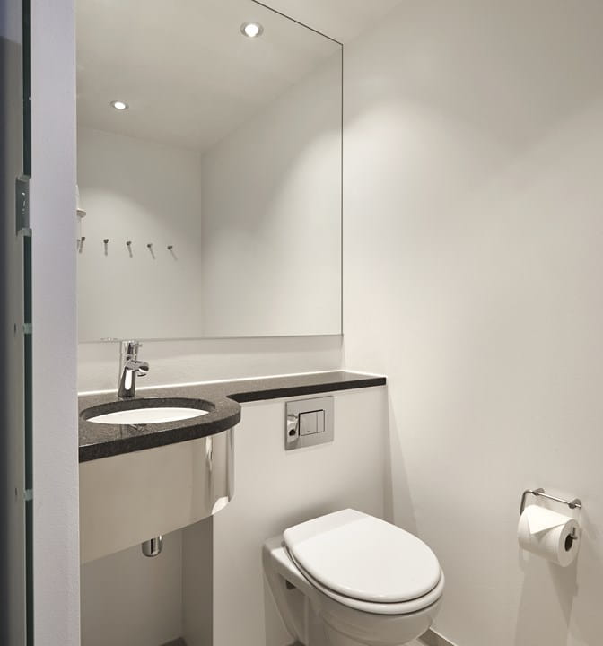 The toilet in the 4- and 6-bed dorms at Steel House Copenhagen